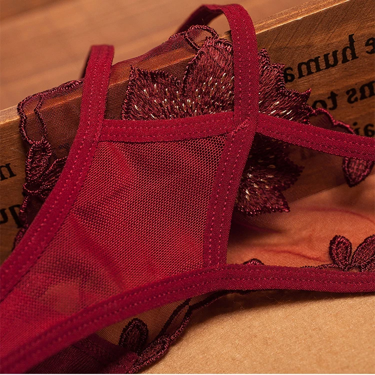 سراويل داخلية شفافة مطرزة بالزهور للنساء